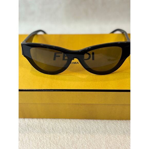 Brand New Fendi Sunglasses - FE40135i 01A Size 139-0-140*2 F main image 7